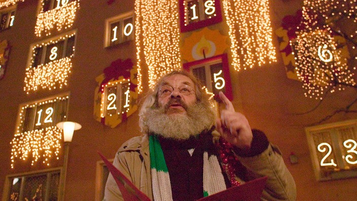 Höhepunkt im Weihnachtswettbewerb: Penner Harry (Harry Rowohlt) liest am Heiligen Abend vor dem “lebenden Adventskalender” aus der Weihnachtsgeschichte.