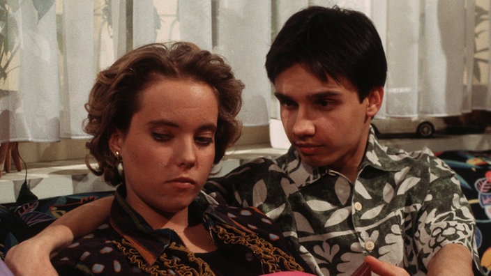 "Holger" (Eric Borner) beginnt das Spiel zu gefallen; Valerie (Nadine Spruß) werden seine Auftritte jedoch langsam zu teuer.
