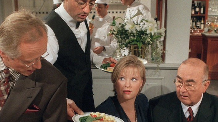 Hoppla! Paolo serviert das Festmahl versehentlich auf Tanjas Schoß (v.l.: Joachim Hermann Luger, Sigo Lorfeo, Sybille Waury, Ludwig Haas).