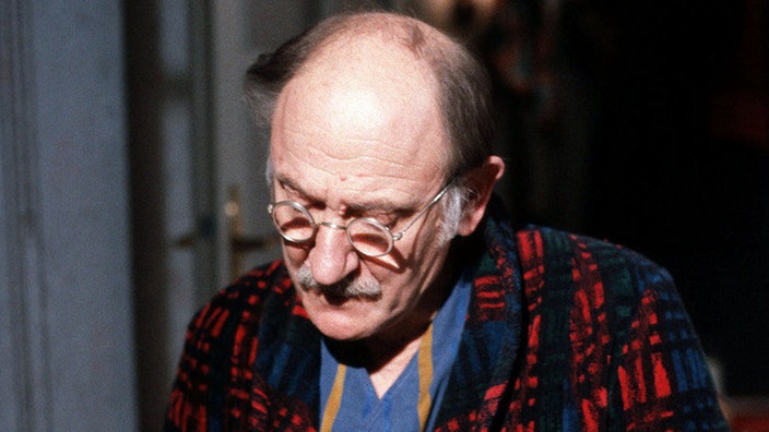 Hubert (Robert Zimmerling) berechnet seine Schulden.