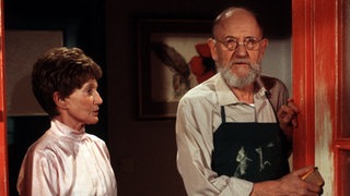 Hubert (Robert Zimmerling) macht sich zu Rosis (Margret van Munster) Erstaunen nützlich und schleift die Türen in der Wohnung ab.