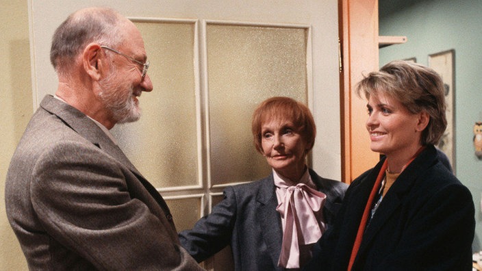Hubert (Robert Zimmerling) und Rosi (Margret van Munster) sind aus Rostock  zurückgekehrt - Gabi (Andrea Spatzek, rechts) heißt sie willkommen.