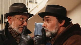 Hubertchen (Robert Zimmeling, links) und Jaruslav (Ryszard Wojtyllo) haben einen freudige überraschung für Urszula.
