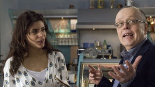 Hülsch (Horst D. Scheel) ist in die Lindenstraße zurückgekehrt und macht Marcella (Sara Turchetto) ein geschäftliches Angebot.