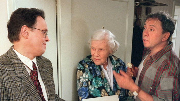 Hülsch (Horst D. Scheel, links) überbringt Else (Annemarie Wendl) und Olaf (Franz Rampelmann) ein Schreiben