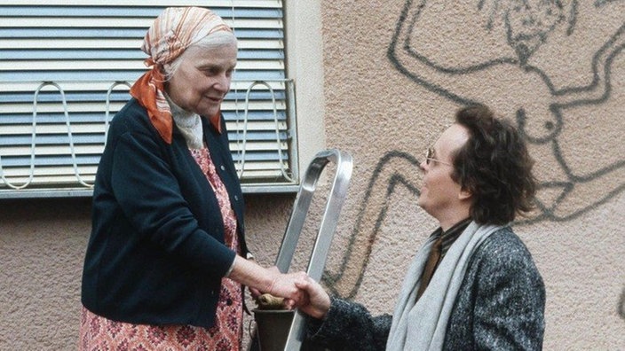 Hülsch (Horst D. Scheel) stellt sich bei Else Kling (Annemarie Wendl) vor.