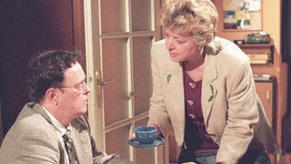 Hülsch (Horst D. Scheel) sucht Rat bei Helga Beimer (Marie-Luise Marjan).