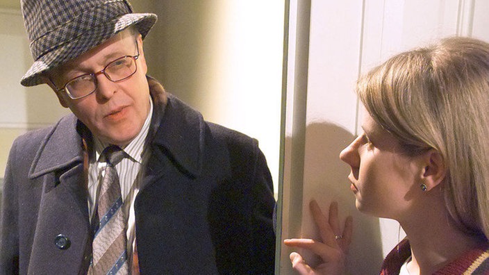 Hülsch (Horst D. Scheel) wird bei Nina (Jacqueline Svilarov) vorstellig und beteuert seine Unschuld.