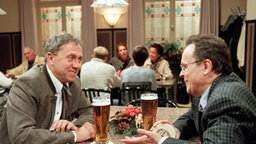 Hülsch und Olaf sitzen im "Akropolis"