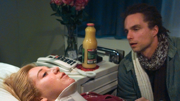 Iffi (Rebecca Siemoneit-Barum) liegt noch immer in der Klinik. Momo (Moritz Zielke) kümmert sich derweil mit Jan um den Haushalt.