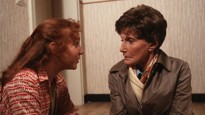 Iffi (Rebecca Siemoneit-Barum, links) befragt Rosi (Margret van Munster) zu der neuen Situation in der Familie.