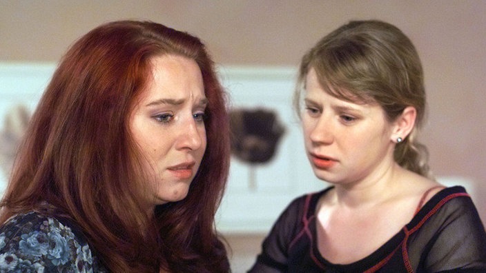 Iffi (Rebecca Siemoneit-Barum, links) spricht sich bei Nina (Jacqueline Svilarov) aus. Ihr Schwangerschaftstest verlief positiv.