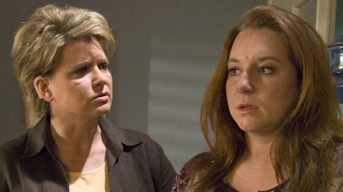 Iffi (Rebecca Siemoneit-Barum, rechts) fällt es schwer, Gabi (Andrea Spatzek) und Andy die Wahrheit über ihre Abtreibung zu sagen.