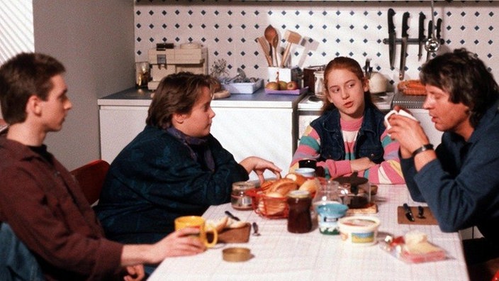 Iffi (Rebecca Siemoneit-Barum, rechts) fragt Andy (Jo Bolling, rechts) über die Frauen im Haus aus.