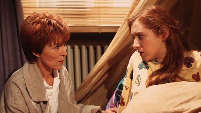 Iffi (Rebecca Siemoneit-Barum, rechts) ist an einer Salmonelleninfektion erkrankt. Eva (Inga Abel) sorgt sich um die Schwangere.