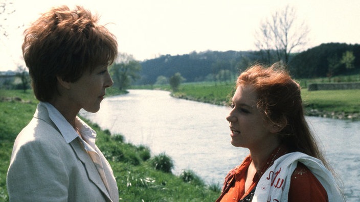 Iffi (Rebecca Siemoneit-Barum, rechts) will mit Eva (Inga Abel) Momo abholen, muss sich jedoch zunächst Einwände gegen ihre Beziehung anhören.