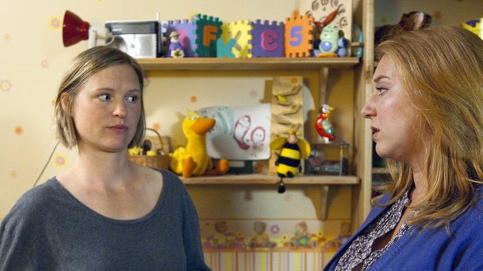 Iffi (Rebecca Siemoneit-Barum, rechts) will Tanja (Sybille Waury) beruhigen. Doch die kocht vor Wut auf Suzanne.