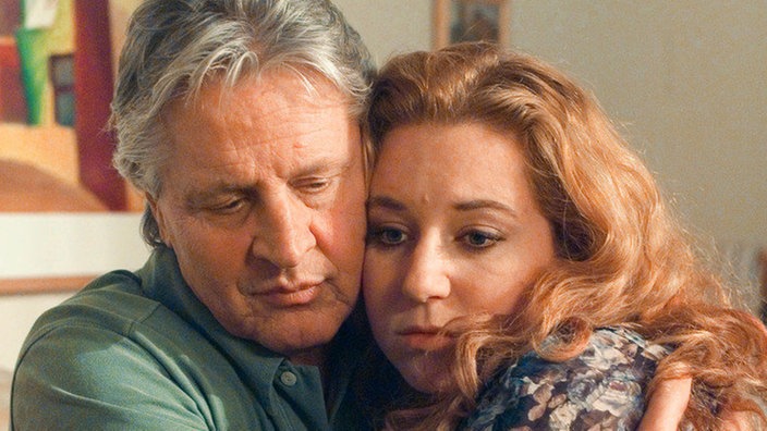 Iffi (Rebecca Siemoneit-Barum) schüttet ihr Herz bei Andy (Jo Bolling) aus: Jan zieht sich immer mehr zurück, und Iffi sieht nun ihre Ehe in Gefahr.