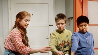 Iffi (Rebecca Siemoneit-Barum) stachelt Klausi (Moritz A. Sachs) und Manoel (Marcel Komissin, rechts) zu einem Wettstreit an.