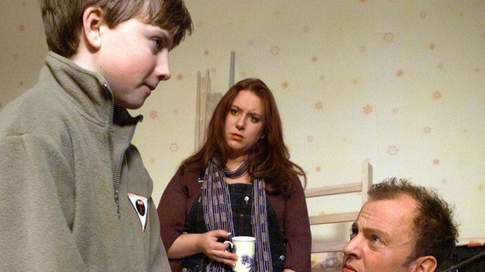 Iffi (Rebecca Siemoneit-Barum) und Jan (Philipp Brammer, rechts) bereiten die Wohnung für den neuen Erdenbürger vor. Nico (Marcus Venghaus) wünscht sich zu aller Überraschung ein Schwesterchen.