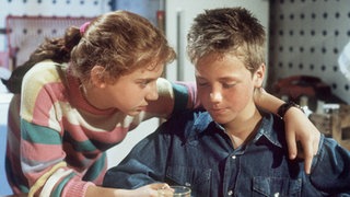Iffi (Rebecca Siemoneit-Barum) und Klausi (Moritz A. Sachs, rechts) beschliessen, sich bei Manoel zu entschuldigen.