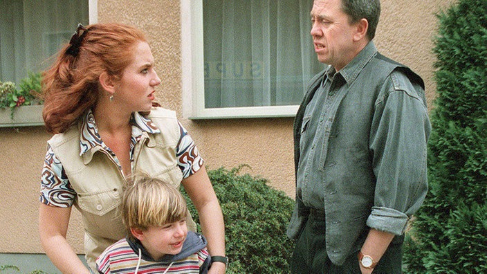 Iffi (Rebecca Siemoneit-Barum) vermutet, dass Olaf (Franz Rampelmann, rechts) Nico (Tobias Beyer) etwas angetan haben könnte.