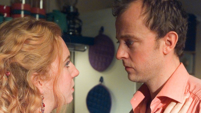 Iffi (Rebecca Siemoneit-Barum) will den verstörten Jan (Philipp Brammer) mit einem romantischen Abend zurück gewinnen.