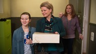 Iffi schaut Gabi und Antonia hinterher, die fröhlich weggehen