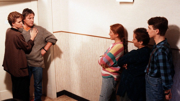 Iffi, Timo und Valerie weigern sich mit Andy in Gabis Wohnung zu ziehen.(V.l: Andrea Spatzek, Jo Bolling, Rebecca Siemoneit-Barum, Nadine Spruß und Michael Laricchia)