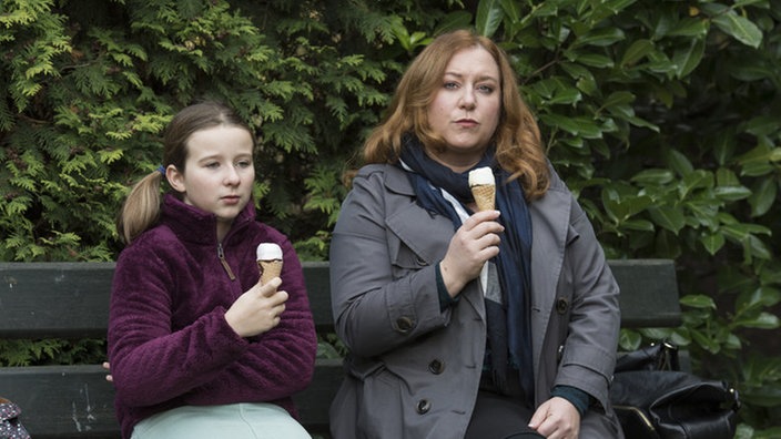 Iffi und Antonia essen Eis im Park