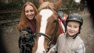 Iffi und Antonia kümmern sich um ein Pferd