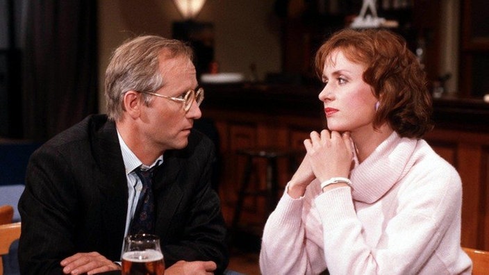 Im "Akropolis" treffen Hans (Joachim Hermann Luger) und Anna (Irene Fischer) aufeinander.