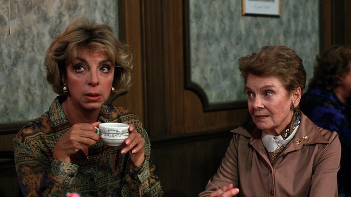 Im "Café Bayer" gesteht Lydia (Ursula Ludwig, rechts) ihrer Tochter Berta (Ute Mora), dass sie ihr fremd geworden ist.
