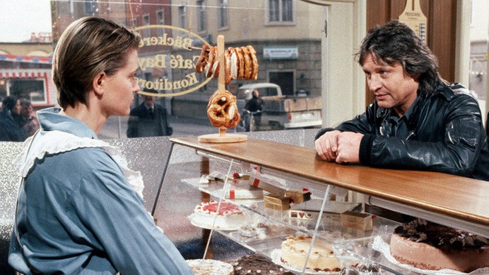 Im Cafe Bayer glänzt Andy (Jo Bolling) durch anzügliche Bemerkungen zu Gabi (Andrea Spatzek)