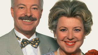 Im dritten Anlauf hat es endlich geklappt: Helga Beimer (Marie-Luise Marjan) und Erich Schiller (Bill Mockridge) grüßen als frisch vermähltes Paar.