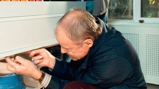Im Morgengrauen bringt Scholz (Knut Hinz) im Imbiss eine Wanze an.