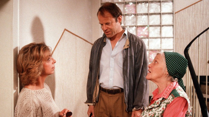 Im Treppenhaus lernt Herr Scholz durch Else Berta kennen. (v.l.: Ute Mora, Knut Hinz und Annemarie Wendl, rechts)