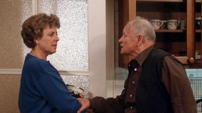 Immer wieder Onkel Franz (Martin Rickelt)! Helga (Marie-Luise Marjan) reicht es langsam.