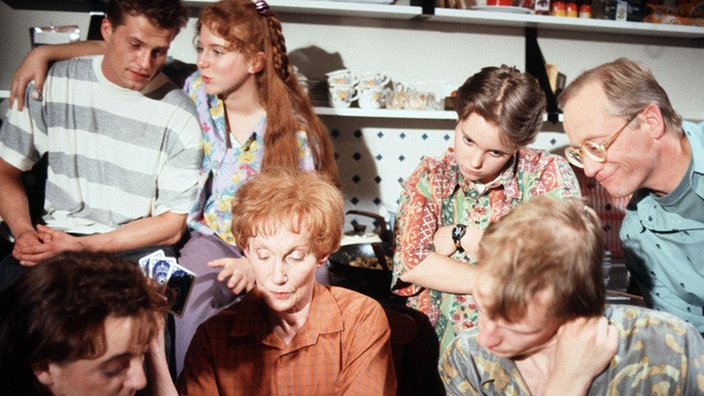 In der Koch-Wohnung geht es rund. (V.l. Manon Straché, Til Schweiger, Rebecca Simoneit-Barum, Margret van Munster, Nadine Spruß, Thorsten Nindel und Joachim Hermann Luger)