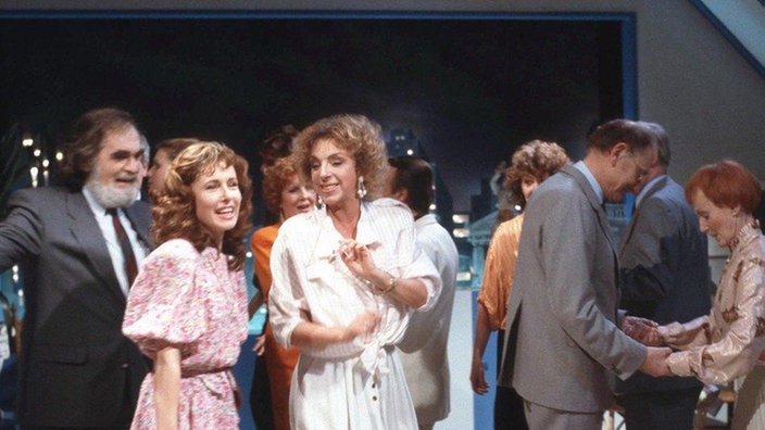 In der Tanzschule herrscht am Abend ausgelassene Stimmung (v.l.:  Kostas Papanastasiou, Ria Schindler, Ute Mora, Robert Zimmerling und Margret van Munster).