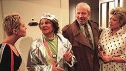 In futuristischem Silber gekleidet plant Tante Betty ihre Zukunft in Irland.