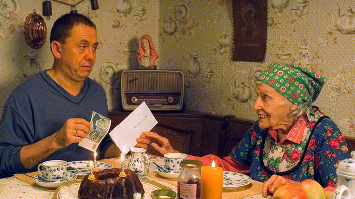 In trauter Zweisamkeit feiert Olaf (Franz Rampelmann) seinen runden Geburtstag mit seiner Mutter Else (Annemarie Wendl).