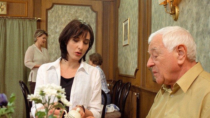 Ines (Birgitta Weizenegger) berichtet begeistert vom netten Nachbarn Olaf Kling. Ihr Vater Oskar (Reinhold Lampe) hegt da gewisse Bedenken.