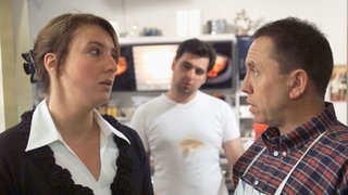 Ines (Birgitta Weizenegger) erzählt Olaf (Franz Rampelmann, rechts), dass sie sich in ihrem derzeitigen Job nicht ausgelastet fühlt. Murat (Erkan Gündüz) hört aufmerksam zu.