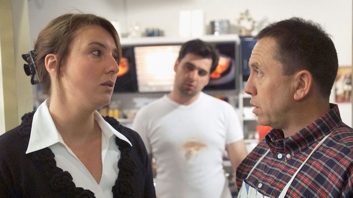 Ines (Birgitta Weizenegger) erzählt Olaf (Franz Rampelmann, rechts), dass sie sich in ihrem derzeitigen Job nicht ausgelastet fühlt. Murat (Erkan Gündüz) hört aufmerksam zu.