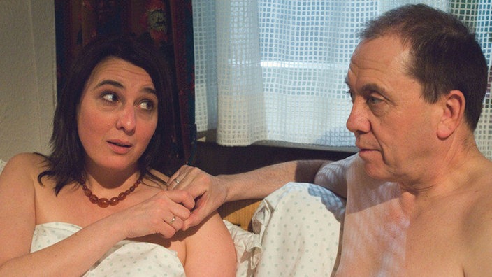 Ines (Birgitta Weizenegger) ist gerührt: Olaf (Franz Rampelmann) hat ihr die Kette aus Elses Nachlass geschenkt.