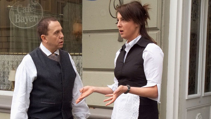 Ines (Birgitta Weizenegger) macht Olaf (Franz Rampelmann) unmissverständlich klar, dass er Hausverbot im Café hat und sie ihn nie wieder sehen will.