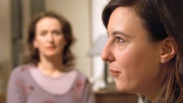 Ines (Birgitta Weizenegger, rechts) will von Anna (Irene Fischer) die Wahrheit über Olaf wissen – und erfährt Dinge, die das Vertrauen zu ihrem Mann tief erschüttern.