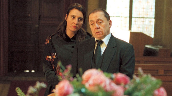 Ines (Birgitta Weizenegger) und Olaf (Franz Rampelmann) nehmen am Sarg Abschied von Else Kling.