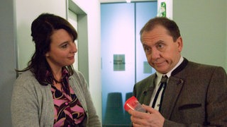 Ines (Birgitta Weizenegger) und Olaf (Franz Rampelmann) sind beim Urologen, um Gewissheit zu bekommen: Ist Olaf wirklich zeugungsunfähig?